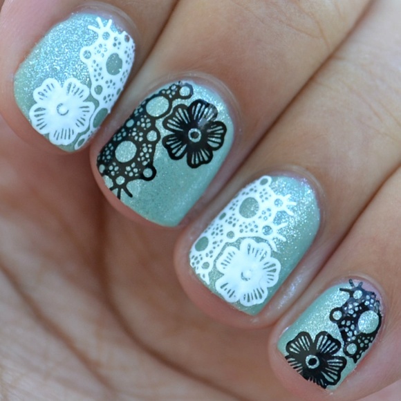 ⭐️3 for $20⭐️ 4x Black / White Lace Design - Picture 3 of 4